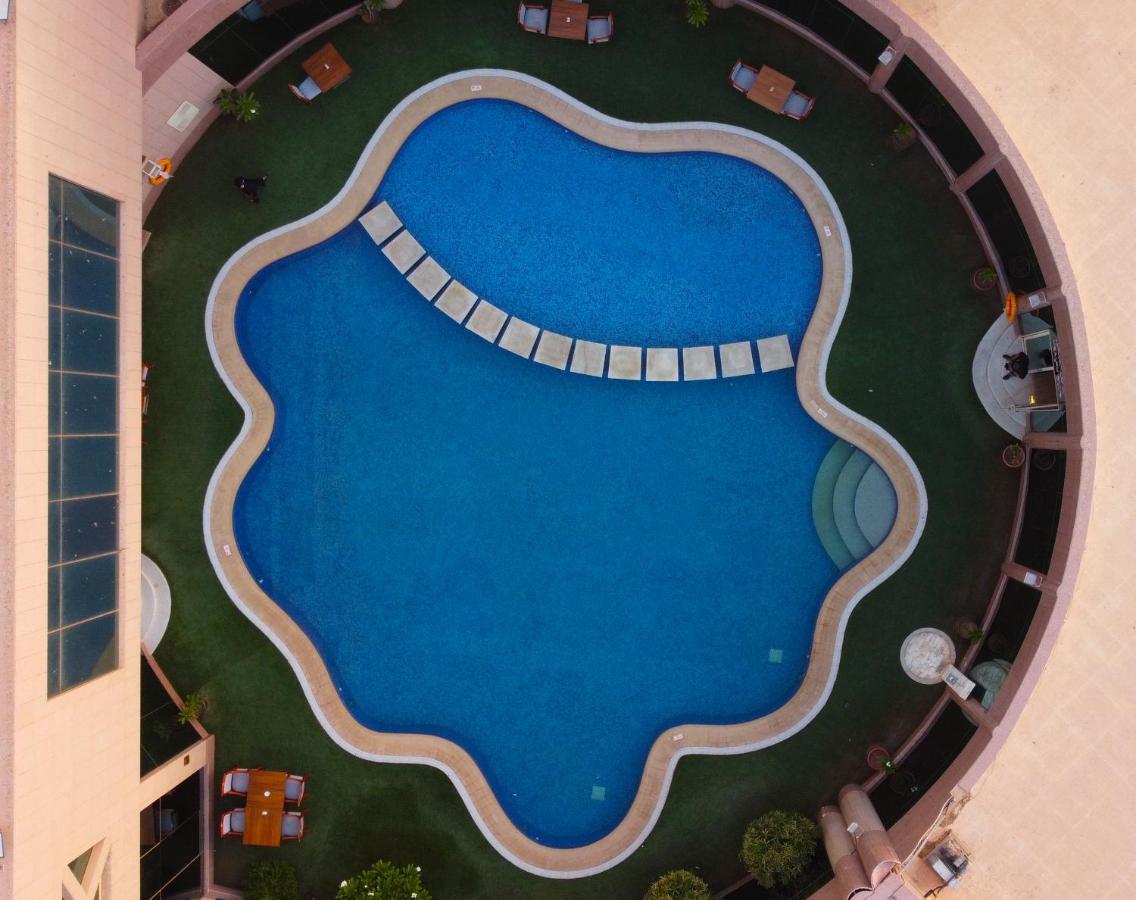 Ramada Hotel & Suites By Wyndham Al Qassim Al Bukayriah Ngoại thất bức ảnh Swimming pool at the hotel