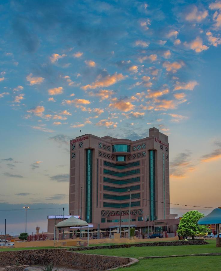 Ramada Hotel & Suites By Wyndham Al Qassim Al Bukayriah Ngoại thất bức ảnh The hotel at sunset